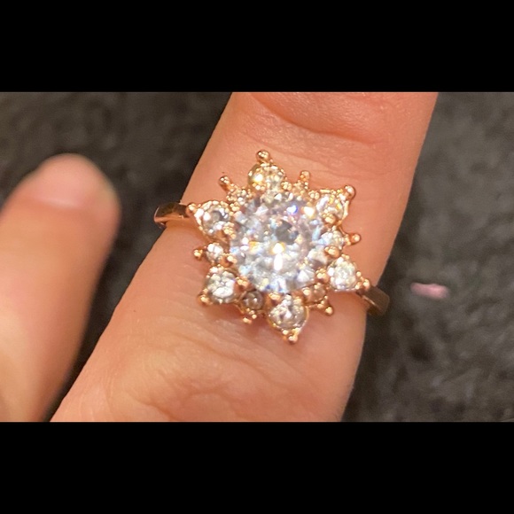 NEW White sapphire Crystal flower ring - Picture 2 of 6